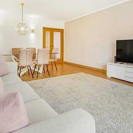 Spacious Lumiar 3Br By Lovelystay דירה *